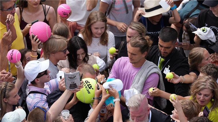 Fans im Spitzensport: Was, wenn die Liebe zu weit geht? Umringt von Fans: Für Stars wie Alexander Zverev gehört das zur Normalität.