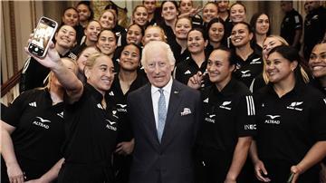 Umringt von Rugbyspielerinnen: König Charles III.