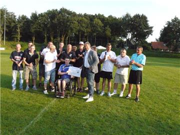 Umringt von seinen Freunden: Die Sportler haben für Marvin, der zurzeit im Rollstuhl sitzt, ein Fußball-Benefizturnier organisiert. 