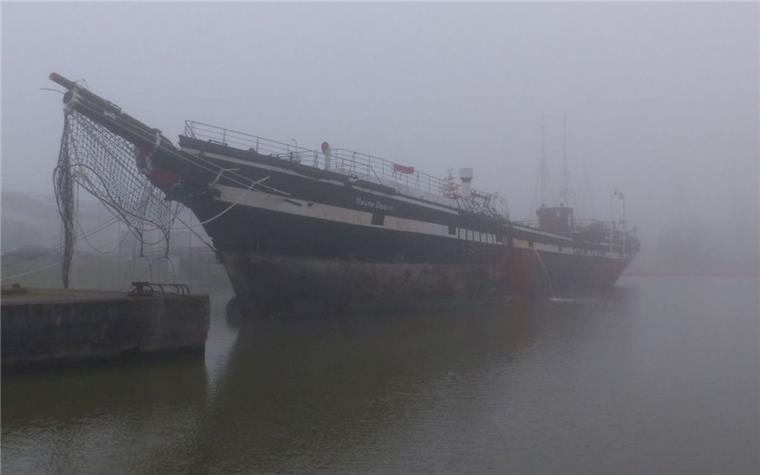 Umwabert vom Nebel wirkt die "Seute Deern" wie ein Gespensterschiff.