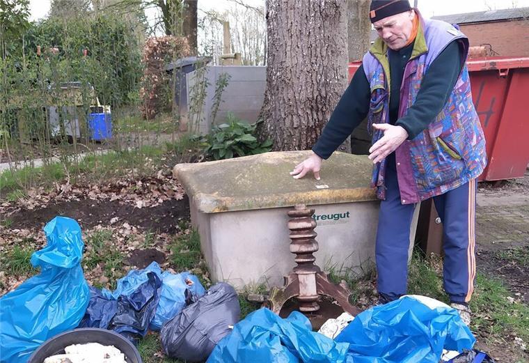 Umweltaktivist Harry Wallis hat im Gebiet „Midlumer Moor“ jede Menge blaue Säcke mit benutzen Windeln gefunden. 