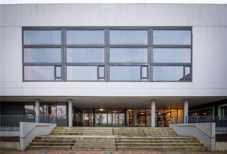 Die Treppe und graue Gebäudefassade der Geschwister-Scholl-Schule in Bremerhaven.