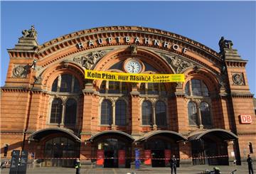 Banner an der Fassade des Bremer Hauptbahnhofs