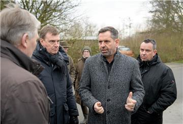 Umweltminister Olaf Lies (Zweiter von rechts) spricht am Deich in Indiek über seine Entscheidung mit (von links) Oberdeichgräfe Hans-Otto Hancken, Landrat Kai-Uwe Bielefeld und dem Loxstedter SPD-Landtagsabgeordneten Oliver Lottke.