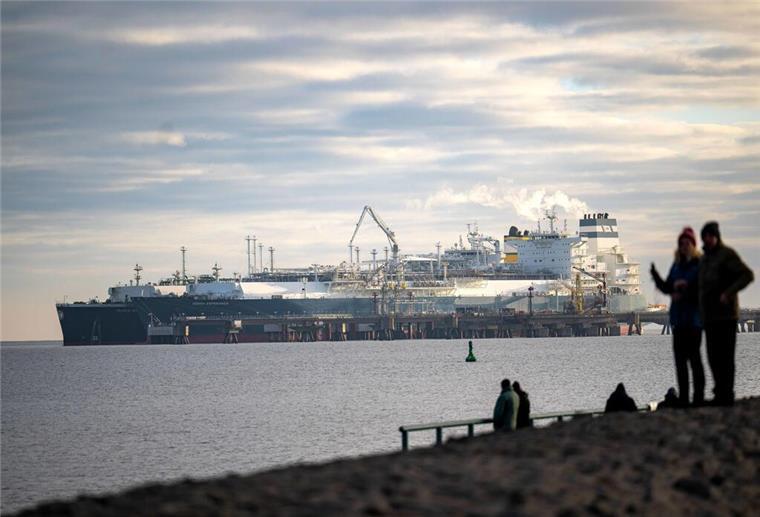 Umweltschützer gegen Chlor: Prozess um LNG-Terminal Wilhelmshaven Umweltschützer klagen: Chlor im LNG-Betrieb in Wilhelmshaven vor Gericht