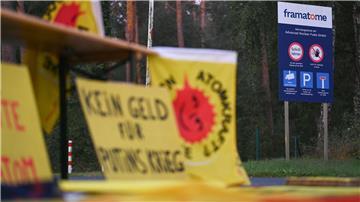 Umweltschützer protestieren vor der Brennelementefabrik in Lingen immer wieder gegen Uranlieferungen aus Russland. (Archivbild)