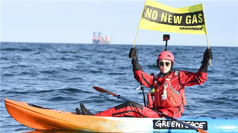 Greenpeace-Protest gegen geplante Erdgasförderung vor Borkum Umweltschützer von Greenpeace protestieren gegen die geplante Erdgasförderung in der Nordsee vor Borkum.