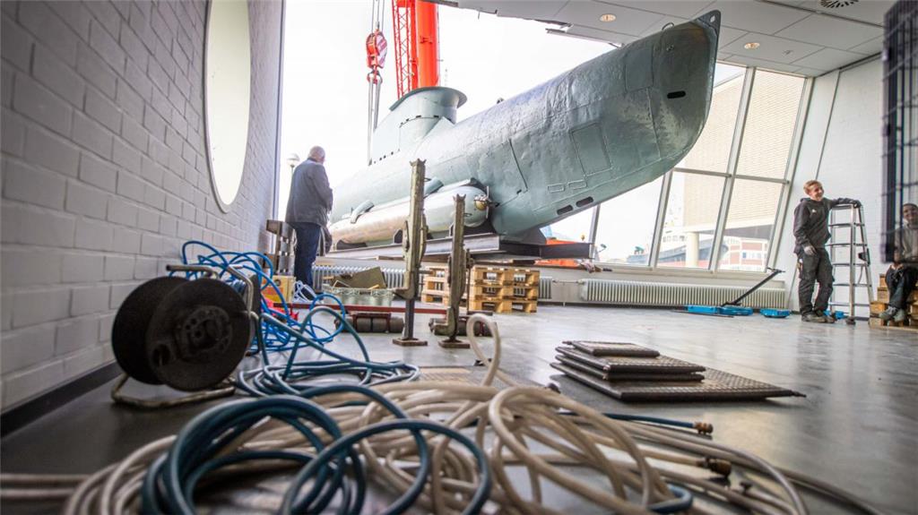 Umzug des Kleinst-Ubootes &quot;seehund&quot; im Deutschen Schifffahrtsmuseum pe...