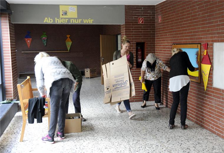 Umzug in die neuen Räumlichkeiten: Die Lehrkräfte sind bereits dabei, sich ihre neue Arbeitsstätte einzurichten. Foto Scheschonka