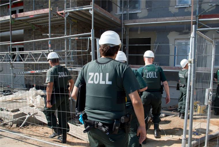 Unangemeldete Visite: Zollbeamte kontrollieren eine Baustelle.
