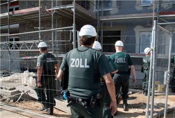 Unangemeldete Visite: Zollbeamte kontrollieren eine Baustelle.
