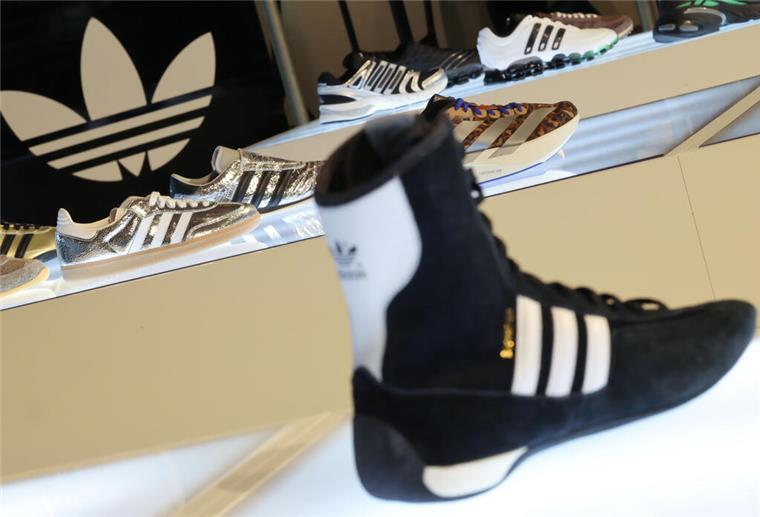 Adidas-Turnschuhe, links Samba, sind am Rande der Hauptversammlung der Adidas AG ausgestellt. 