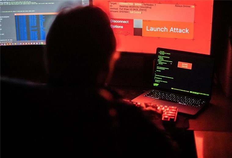 Laut einer weltweiten Umfrage des Industrieversicherers Allianz gehören Datendiebstahl und Erpressung mit Ransomware zu den größten Problemen von Unternehmen. Foto: Lino Mirgeler/dpa