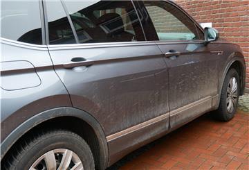 Unbekannte haben am Donnerstag in der Molkereistraße in Zeven ein Auto mit einem spitzen Gegenstand beschädigt.