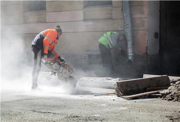 Unbekannte haben am vergangenen Wochenende Baucontainer aufgebrochen und Baugerät daraus gestohlen. Die Polizei sucht Zeugen. (Symbolbild)