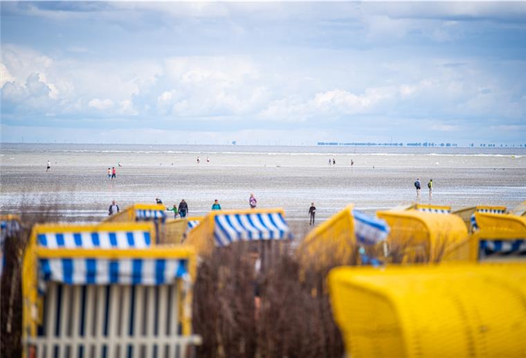Unbekannte haben am Wochenende in Cuxhaven einen Strandkorb abgebrannt. 