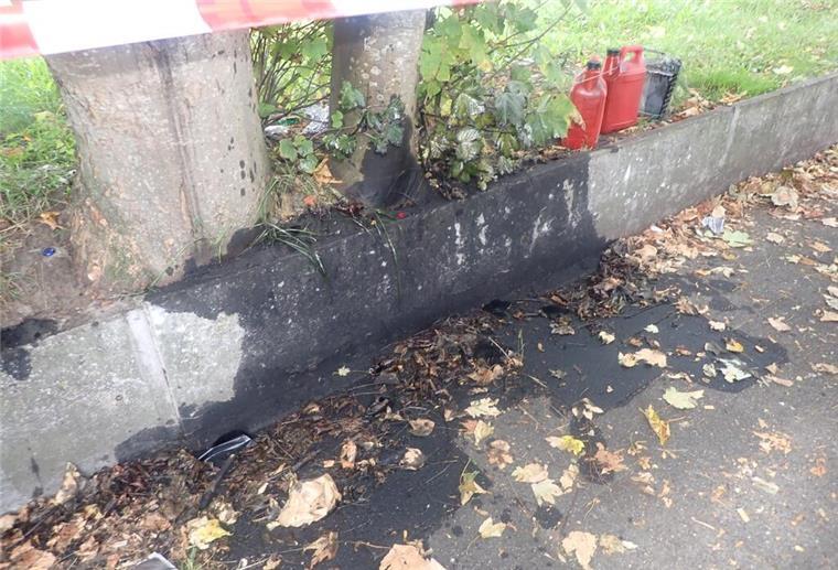 Mit Öl verschmutzter Weg