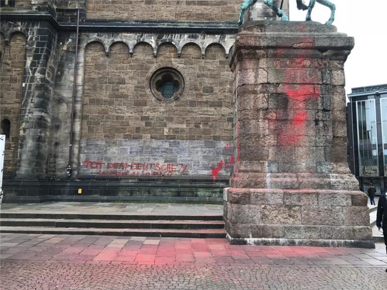 Unbekannte beschmieren Dom in Bremen mit Farbe Unbekannte haben den Bremer Dom beschmiert.