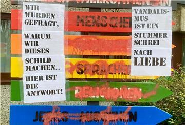 Unbekannte haben den neuen Wegweiser am Braker Gymnasium, der für Toleranz steht und alle Menschen an der Schule willkommen heißt, mit Farbe beschädigt.