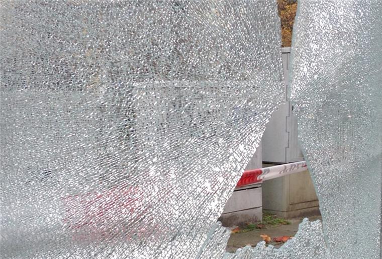Kaputte Glasscheibe an Bushaltestelle