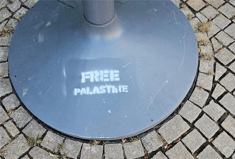 Unbekannte haben die neben der Großen Kirche in der Fußgängerzone in Bremerhaven stehende Chanukkia beschmiert.