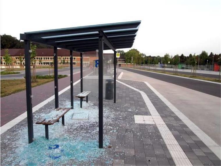 Bushaltestelle in Sittensen zerstört: Belohnung ausgesetzt Unbekannte haben die Verglasung an zwei Bushaltehäuschen in Sittensen zerstört.