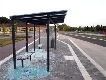 Unbekannte haben die Verglasung an zwei Bushaltehäuschen in Sittensen zerstört.