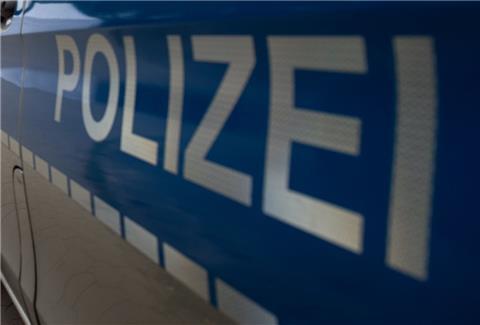Unbekannte haben einen Draht gespannt, über den ein Radfahrer stürzte.