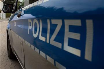 Unbekannte haben in Bremen-Vegesack einen 24-Jährigen gegen den Kopf geschlagen, sodass er das Bewusstsein verlor. Die Polizei sucht nach den Tätern. 