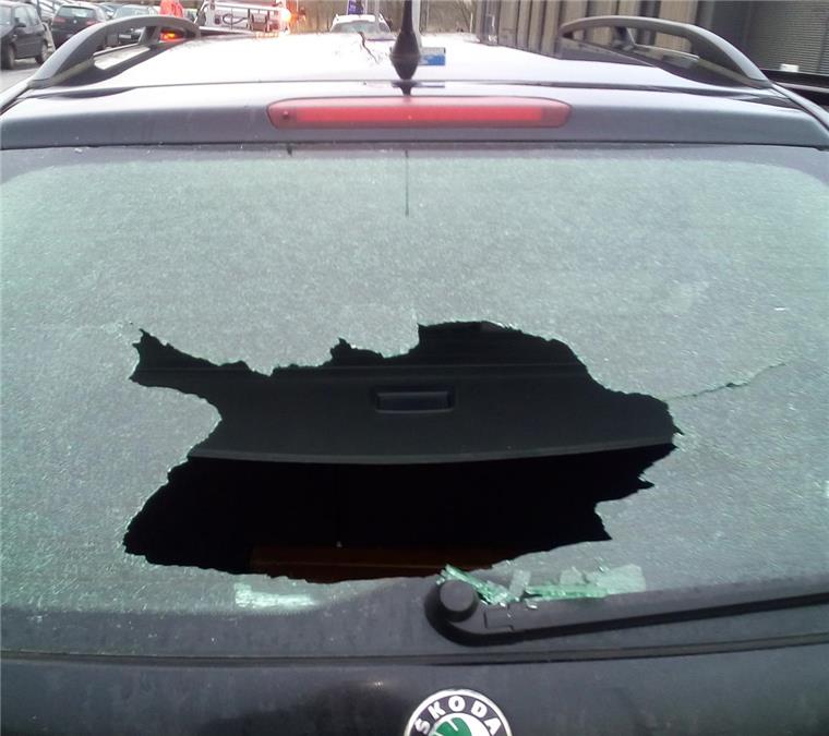 Bremerhaven: Unbekannte werfen Gegenstand von A27-Brücke Unbekannte haben in Bremerhaven-Geestemünde einen Gegenstand auf ein Auto geworfen - wie durch ein Wunder wurde niemand verletzt.