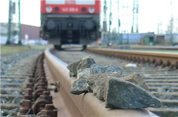 Unbekannte haben in Bremerhaven-Geestemünde Schottersteine auf Bahnschienen gelegt.