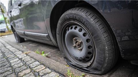 Unbekannte haben in den vergangenen Nächten Reifen an mehr als 260 Autos zerstochen. 