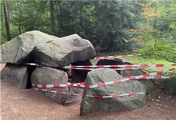 Unbekannte haben in der Nacht vom 1. auf den 2. Juli ein Feuer im Steinfelder Großsteingrab in der Gemeinde Bülstedt entzündet. Dadurch wurde die mehr als 4000 Jahre alte Grabstelle beschädigt.