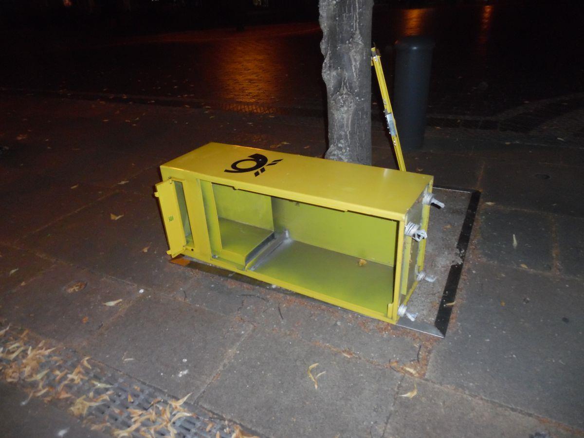 Bremerhaven: Unbekannte brechen Briefkasten auf und stehlen Post Unbekannte haben in der Nacht zum Mittwoch, 26. Juli, einen Briefkasten am Theodor-Heuss-Platz in Bremerhaven aufgebrochen und die Post daraus gestohlen. Die Polizei sucht Zeugen.