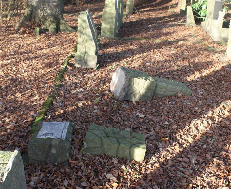 Hagen: Unbekannte wüten auf jüdischem Friedhof Unbekannte haben in der vergangenen Woche in Hagen auf einem jüdischen Friedhof mehrere Grabsteine umgeworfen und beschädigt.