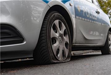 Die Reifen eines Polizeiwagen vor einem Gebäude der Bereitschaftspolizei in Berlin-Lichtenberg an der Sewanstraße sind zerstochen. Zum Zeitpunkt des Angriffs befanden sich in dem Gebäude Menschen, verletzt wurde jedoch niemand. Nähere Angaben zu den Tätern oder dem Motiv der Tat gibt es bislang nicht. +++ dpa-Bildfunk +++