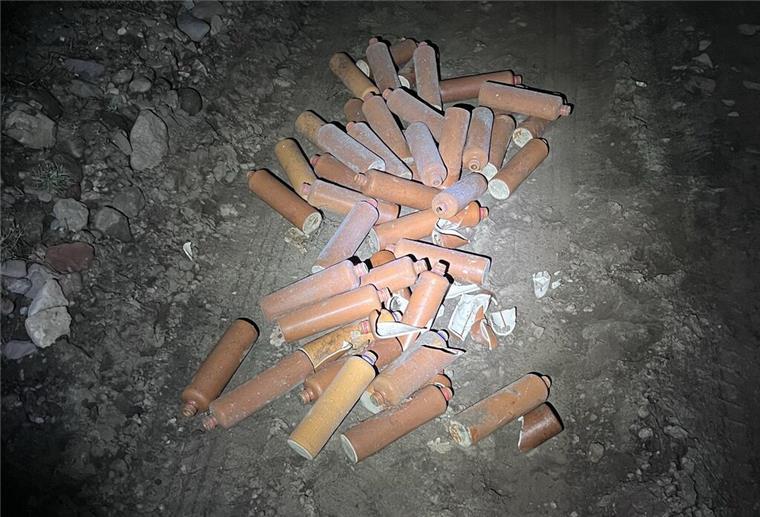 Illegale Müllentsorgung in Loxstedt: 42 Flaschen auf Feldweg entdeckt Auf einem Feldweg liegen illegal entsorgte Steinflaschen.