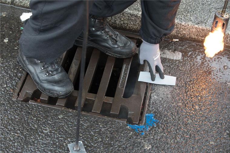 Unbekannte haben in Rotenburg zwei Gullydeckel gestohlen.