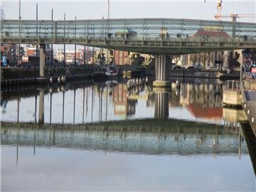 Unbekannte haben Scheiben auf der Glasbrücke in der Bremerhavener Innenstadt beschädigt.
