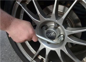 Unbekannte haben wie auf diesem Symbolbild die Radmuttern an einem Auto der Johanniter in Nordenham gelöst.