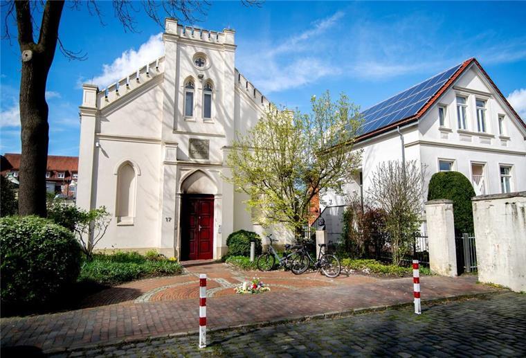 Unbekannte hatten am 5. April 2024 einen Brandsatz auf eine Tür der Oldenburger Synagoge geworfen.