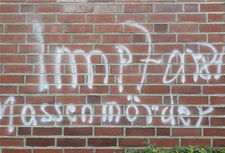Unbekannte beschmieren Nordholzer Arztpraxis Unbekannte Impfgegner haben die Wand einer Hausarztpraxis in Nordholz beschmiert.