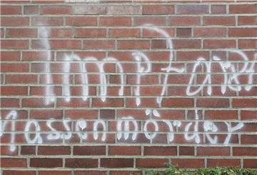 Unbekannte Impfgegner haben die Wand einer Hausarztpraxis in Nordholz beschmiert.