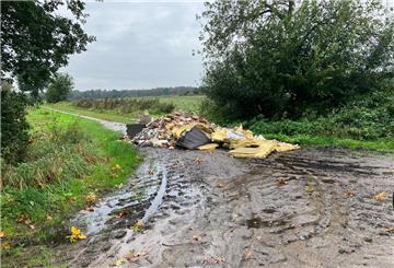 Unbekannte luden in Beverstedt einfach ihren Müll ab.