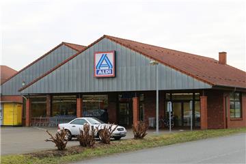 Unbekannte sind am Montagabend mit Messern bewaffnet in den Aldi-Markt in Hagen eingedrungen.