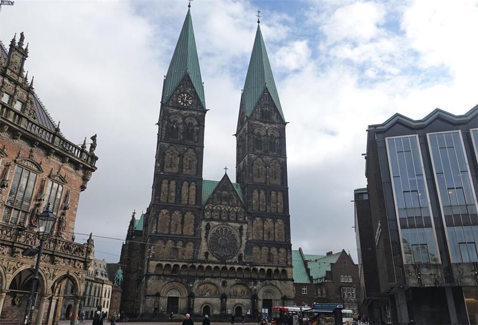 Der St.-Petri-Dom in Bremen, eingerahmt von Rathaus und Bremischer Bürgerschaft. 