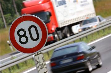 Unbekannte Täter haben acht neu aufgestellte Straßenschilder umgehend wieder abgeschraubt. 