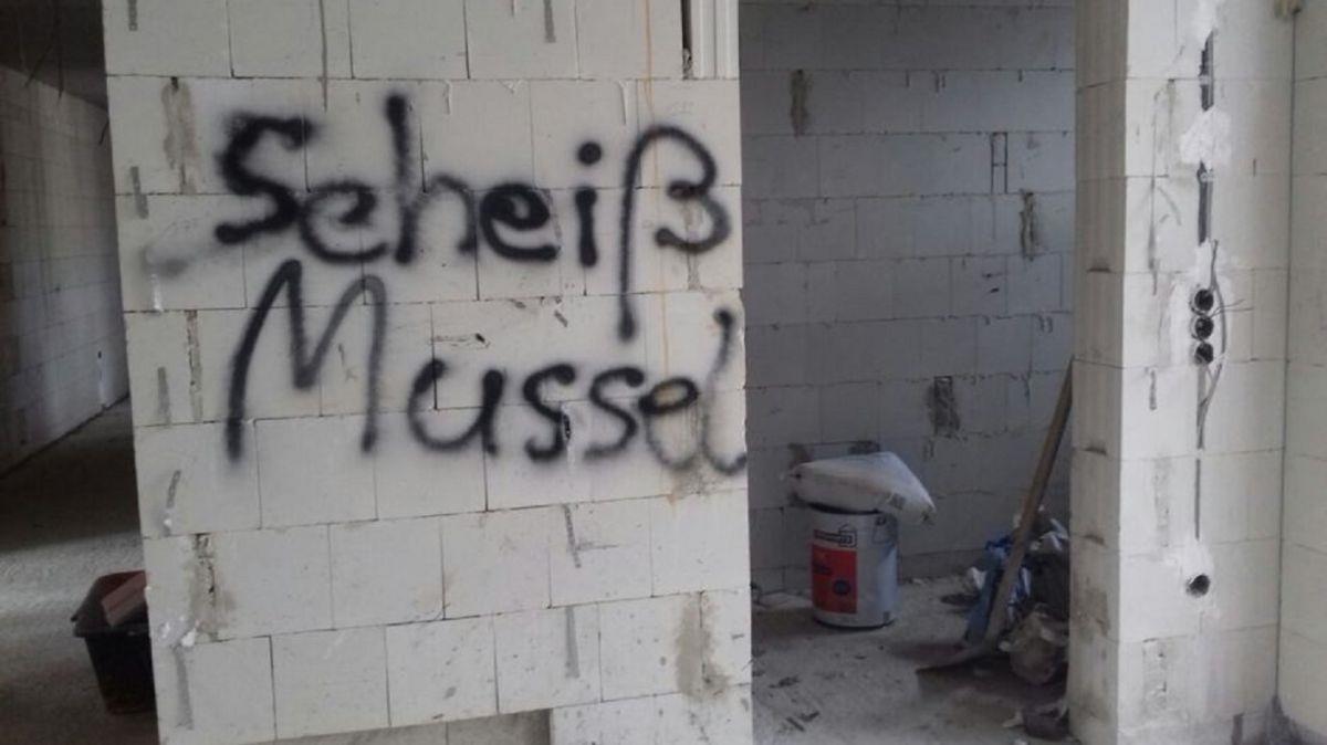 Bremer Moschee mit ausländerfeindlichen Parolen beschmiert Unbekannte Täter haben an die Fatih-Moschee in Bremen mit zum Teil ausländerfeindlichen Parolen beschmiert.