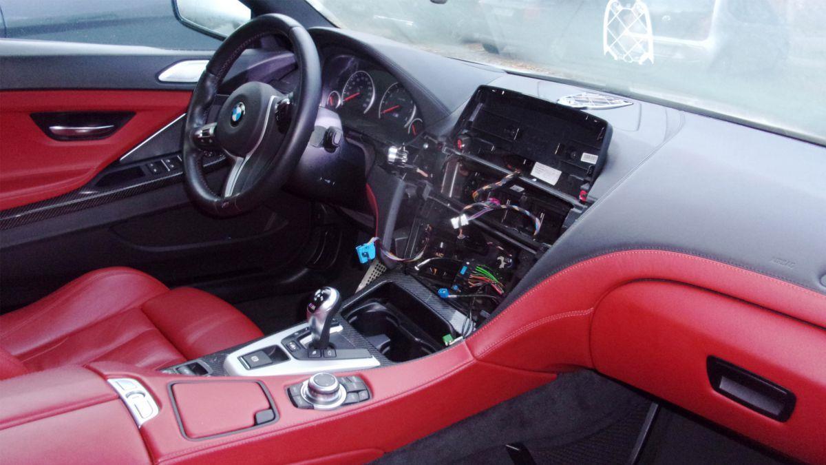 Unbekannte Täter haben den Bordcomputer aus diesem BMW in Bremerhaven-Lehe geklaut. 