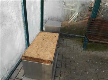 Unbekannte Täter haben die EVB-Tafeln am Bahnhof Geestenseth gestohlen. 
